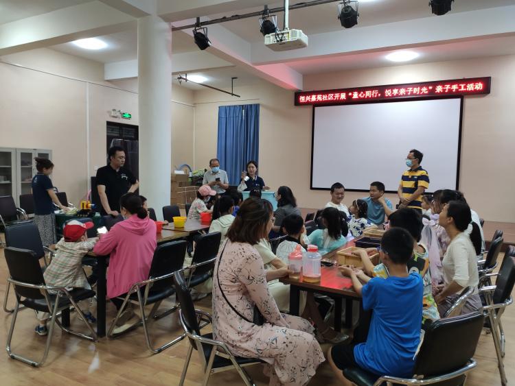 志愿者为大家介绍海洋瓶制作步骤.jpg