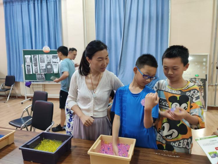 小朋友与家长共同努力制作海洋瓶.jpg