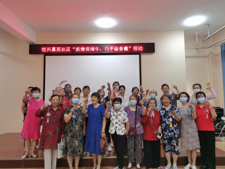 大家拿着香囊高兴的大合影.jpg